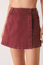 WILD RASPBERRY WOVEN SKORT